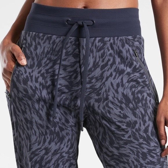 Athleta Trekkie North Printed Crop 23" Joggers 0 - Picture 2 of 11